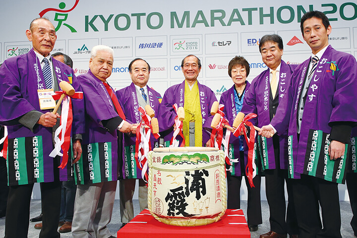 Drink a toast to the runner's success with Japanese rice wine – Sake for stronger bonds between Kyoto and Tohoku –